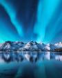 Besneeuwde bergen met Noorderlicht op de Lofoten-eilanden, Noorwegen