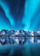 Besneeuwde bergen met Noorderlicht op de Lofoten-eilanden, Noorwegen