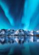 Besneeuwde bergen met Noorderlicht op de Lofoten-eilanden, Noorwegen