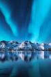 Besneeuwde bergen met Noorderlicht op de Lofoten-eilanden, Noorwegen