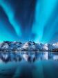 Besneeuwde bergen met Noorderlicht op de Lofoten-eilanden, Noorwegen