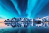 Besneeuwde bergen met Noorderlicht op de Lofoten-eilanden, Noorwegen