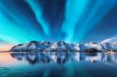 Besneeuwde bergen met Noorderlicht op de Lofoten-eilanden, Noorwegen