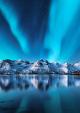 Besneeuwde bergen met Noorderlicht op de Lofoten-eilanden, Noorwegen