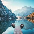 Boten op Braies meer in de Dolomieten, Italië