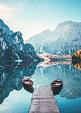 Boten op Braies meer in de Dolomieten, Italië