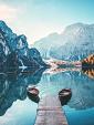 Boten op Braies meer in de Dolomieten, Italië
