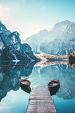 Boten op Braies meer in de Dolomieten, Italië