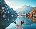 Boten op Braies meer in de Dolomieten, Italië