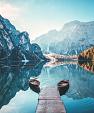 Boten op Braies meer in de Dolomieten, Italië
