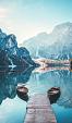 Boten op Braies meer in de Dolomieten, Italië