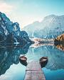Boten op Braies meer in de Dolomieten, Italië