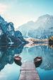 Boten op Braies meer in de Dolomieten, Italië