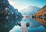 Boten op Braies meer in de Dolomieten, Italië