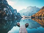 Boten op Braies meer in de Dolomieten, Italië