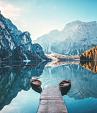 Boten op Braies meer in de Dolomieten, Italië