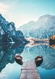 Boten op Braies meer in de Dolomieten, Italië