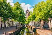 Gracht met scheve kerktoren, Oude Kerk, Delft