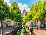 Gracht met scheve kerktoren, Oude Kerk, Delft