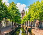 Gracht met scheve kerktoren, Oude Kerk, Delft