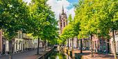 Gracht met scheve kerktoren, Oude Kerk, Delft