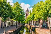 Gracht met scheve kerktoren, Oude Kerk, Delft