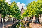 Gracht met scheve kerktoren, Oude Kerk, Delft