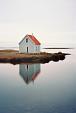 Weerspiegeling huis in meer