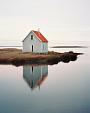Weerspiegeling huis in meer