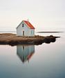 Weerspiegeling huis in meer