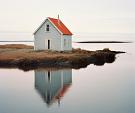 Weerspiegeling huis in meer