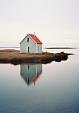 Weerspiegeling huis in meer