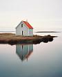 Weerspiegeling huis in meer