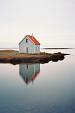 Weerspiegeling huis in meer