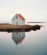 Weerspiegeling huis in meer