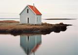 Weerspiegeling huis in meer