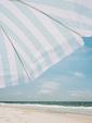 Blauw witte parasol op het strand