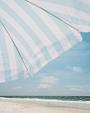 Blauw witte parasol op het strand