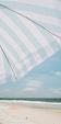 Blauw witte parasol op het strand