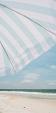 Blauw witte parasol op het strand