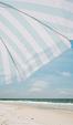 Blauw witte parasol op het strand