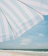 Blauw witte parasol op het strand