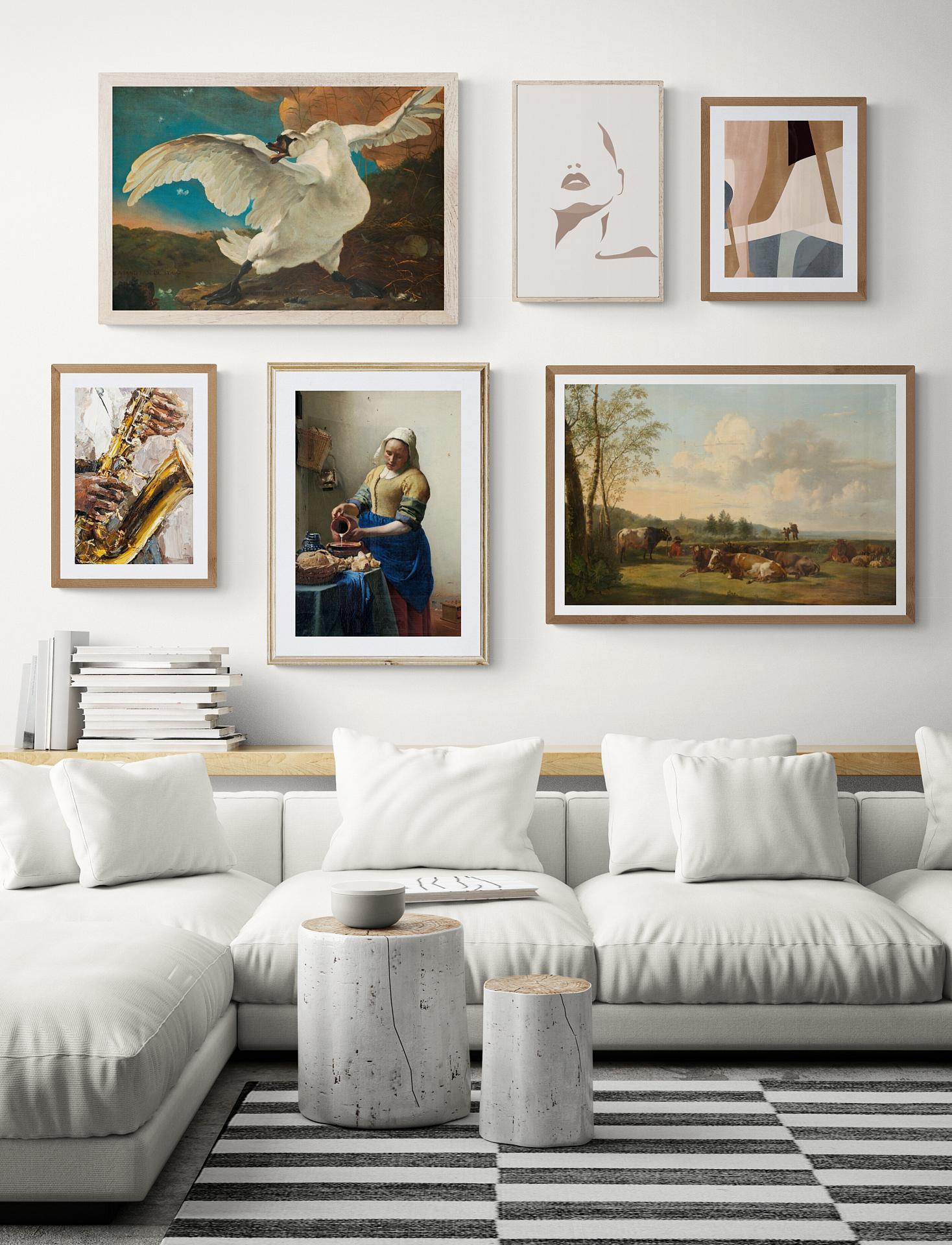 Verschillende kunstwerken hangend aan de muur in een kamer. Ook groot formaat.