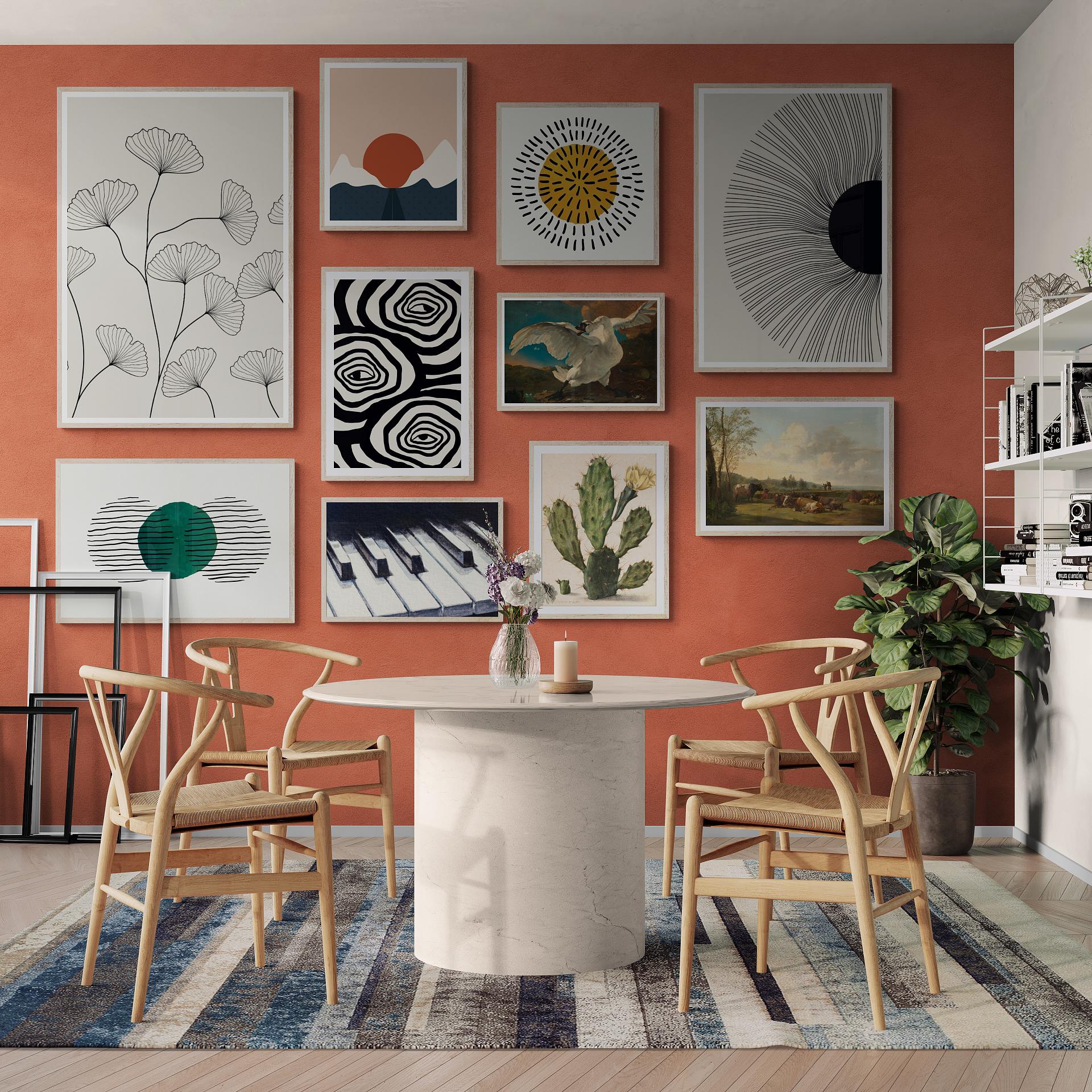 Eetkamer met verschillende wanddecoratie stukken van groot formaat tot klein