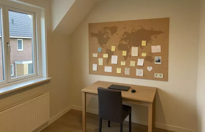 Kantoor met kurk wanddecoratie aan de muur