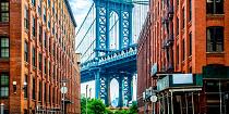Manhattan bridge tussen 2 gebouwen