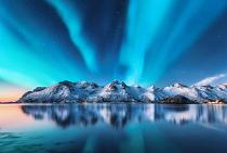 Besneeuwde bergen met Noorderlicht op de Lofoten-eilanden, Noorwegen