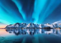 Besneeuwde bergen met Noorderlicht op de Lofoten-eilanden, Noorwegen