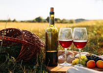 Picknick in de natuur bij zonsondergang