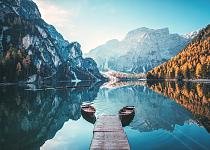 Boten op Braies meer in de Dolomieten, Italië